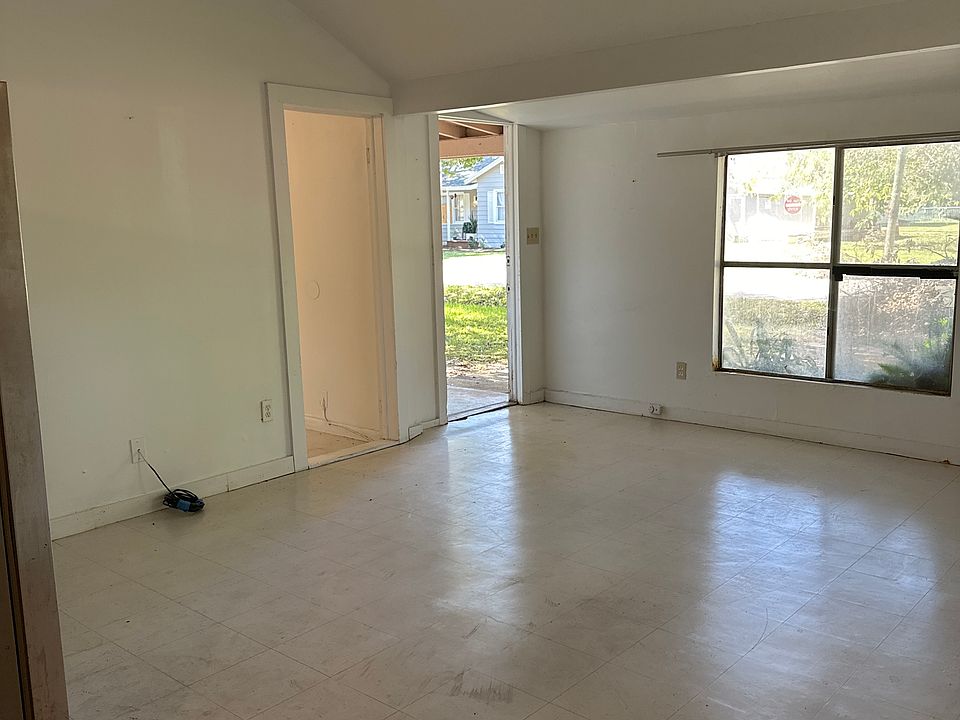 1st image of 205 Strawberry Ln