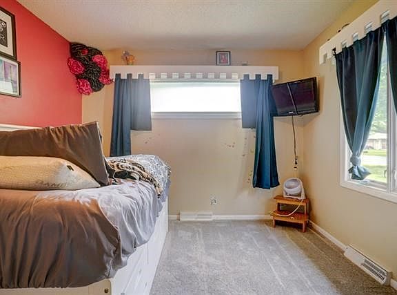 4th image of 201 SE Westwind Dr