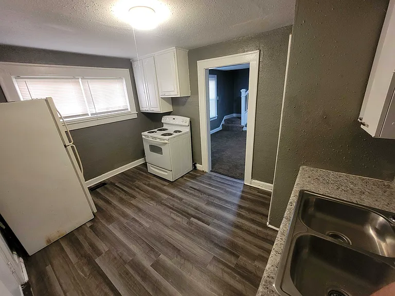 861 N Drexel Ave — Photo 2