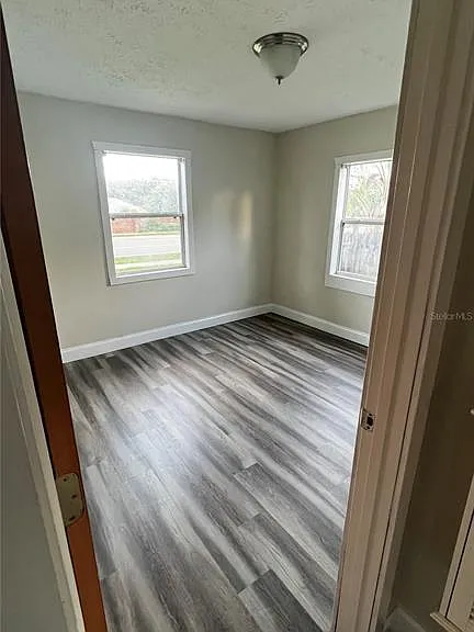 1658 Hempel Ave — Photo 14