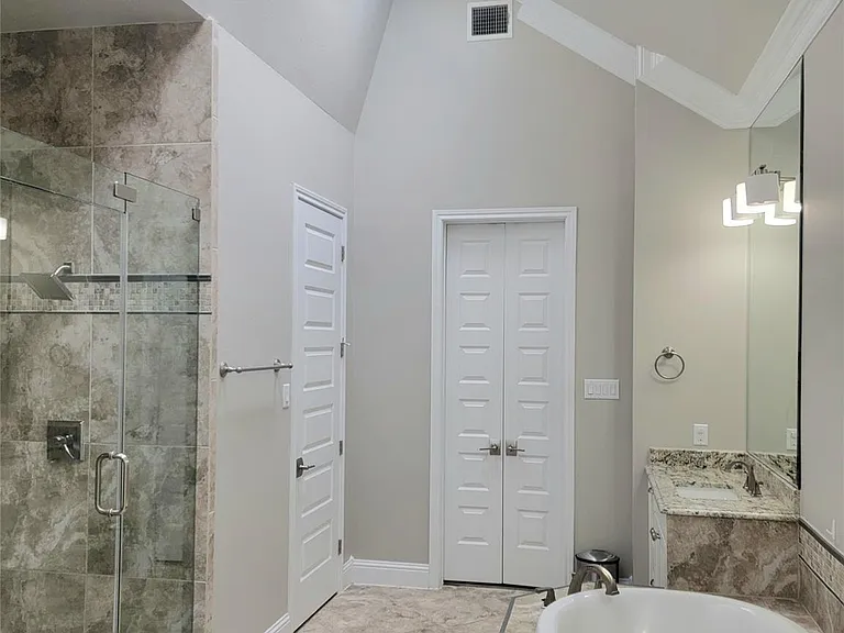 1702 Calumet St — Photo 34
