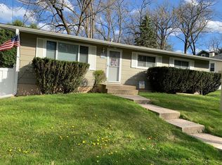 773 Aweogon Rd, Fontana, WI 53125