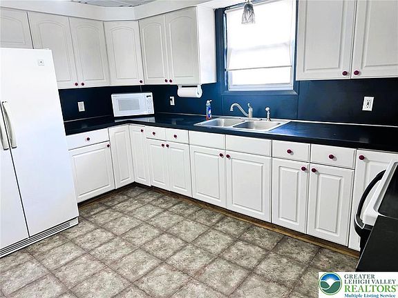 4th image of 426 White St