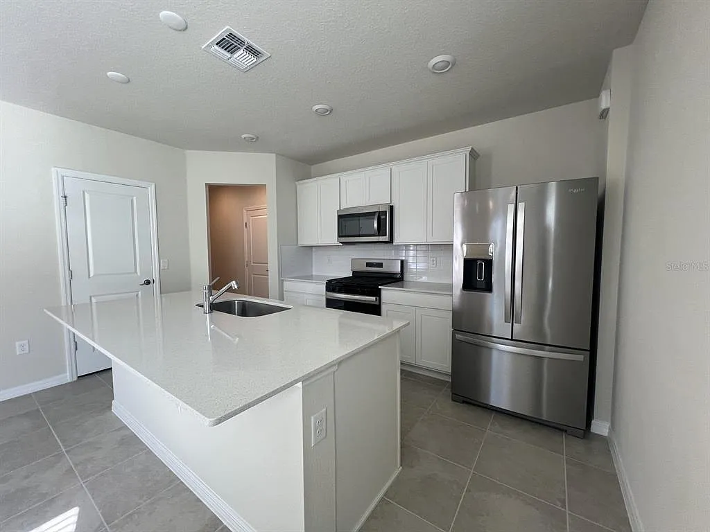 3 bed, 2.5 bath, 1568 sqft, $2,400 — Photo 4