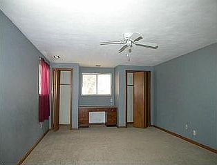 Large Master w/bathroom