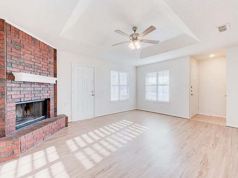 221 Grover Ave — Photo 5