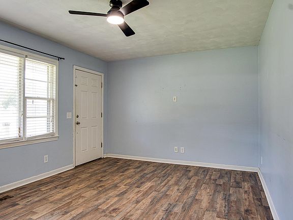 2nd image of 901 3rd Ave NW