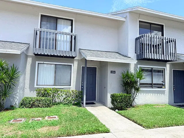1104 Riverside Dr