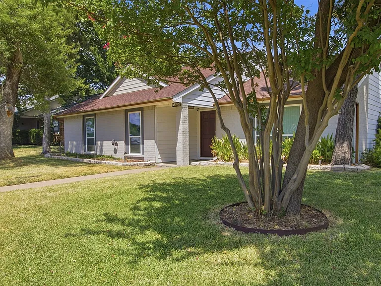 3709 Yaupon Dr — Photo 2