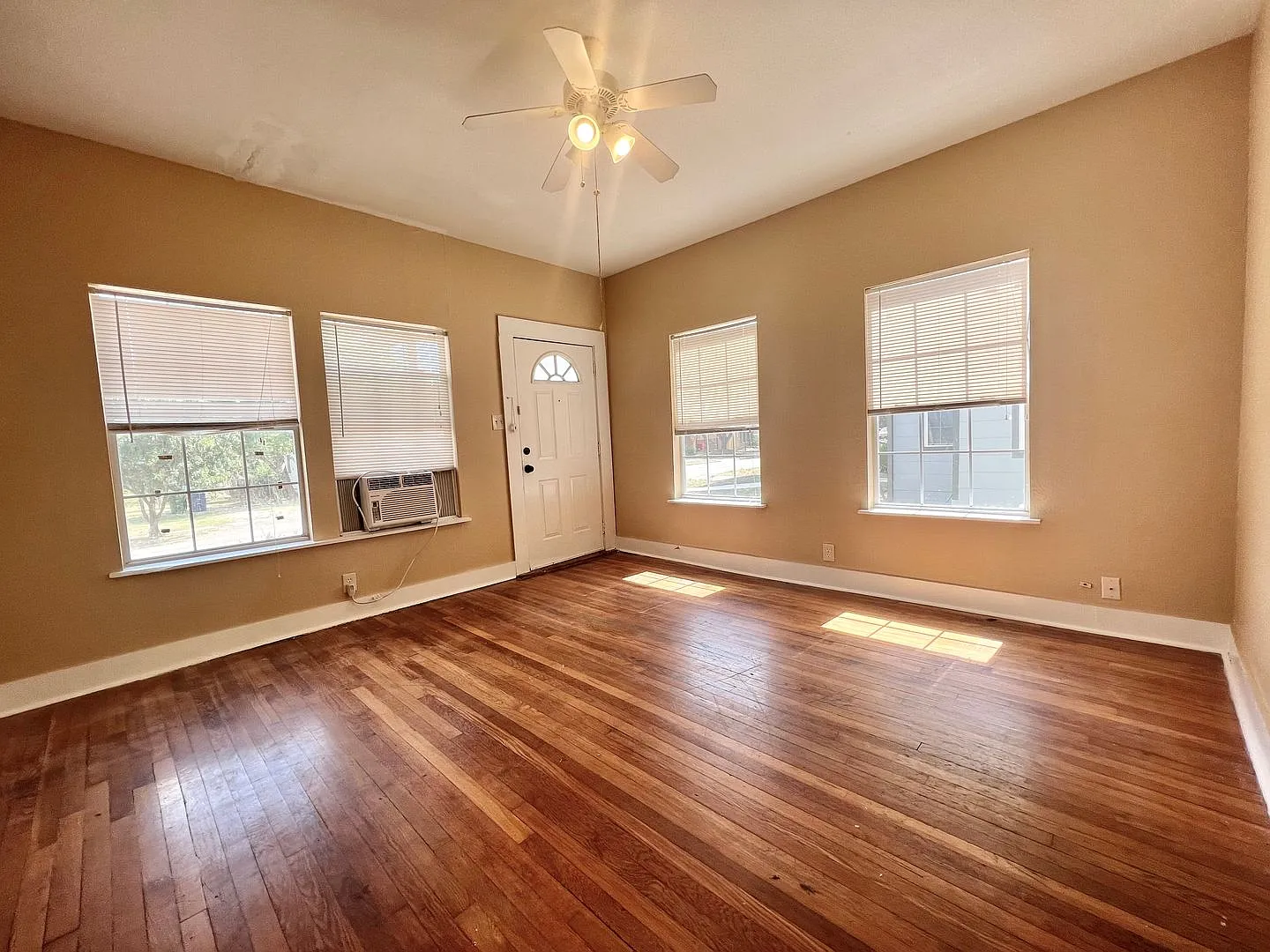 *Move In Special* Charming Highland Park Duplex Cozy City Living In The Heart Of San Antonio — Photo 2
