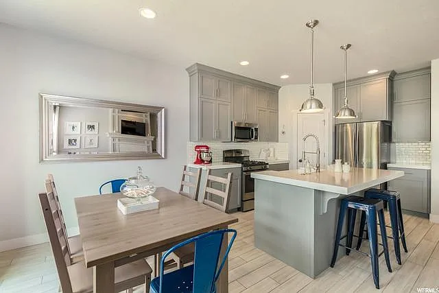 4145 N Cresthaven Ln — Photo 2