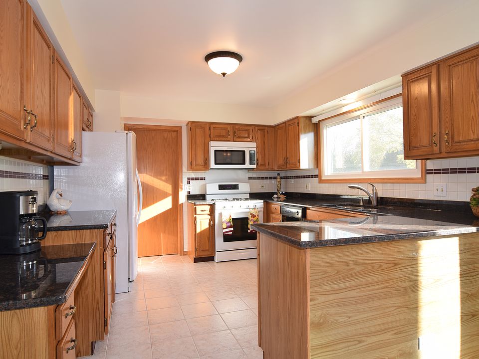 Kitchen w new granite