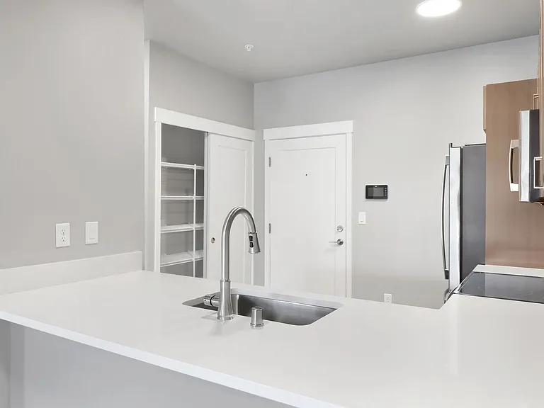 Kingsway Apartments — Photo 22