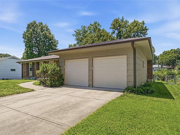 2nd image of 4962 NE Chouteau Dr