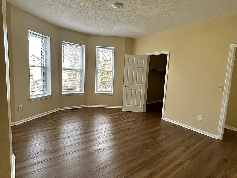 138 Hallock Ave #R2 — Photo 5