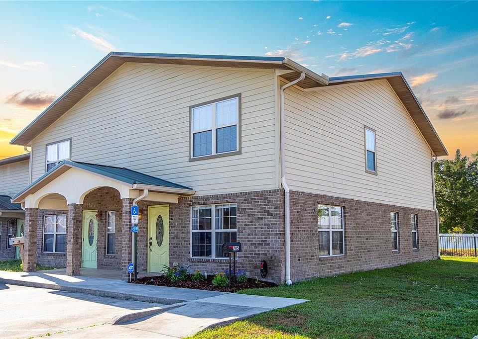 1st image of 705 SE TOWNHOMES BOULEVARD