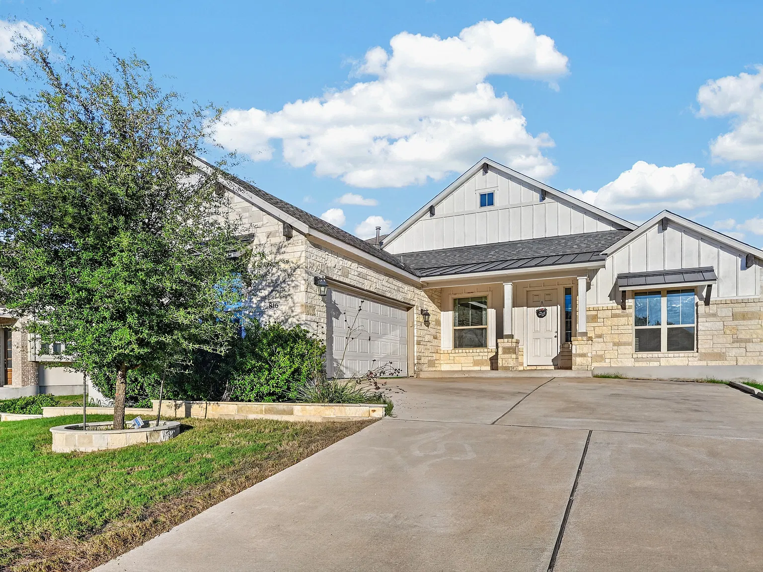 4 bed, 2810 sqft, $2,950 — Photo 2