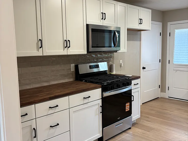 1116 W Broadmoor St — Photo 4