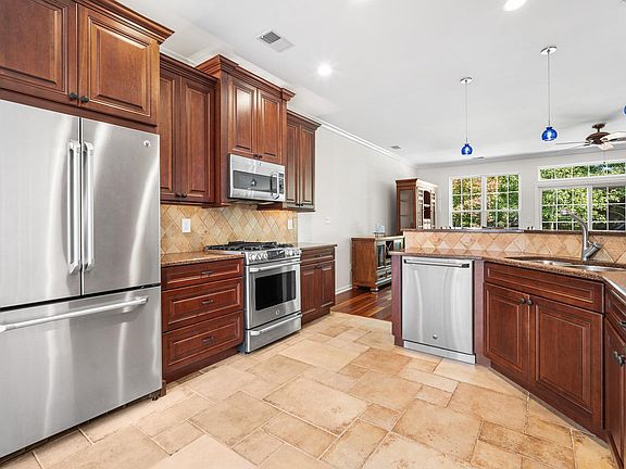 3rd image of 571 Carlisle Ln