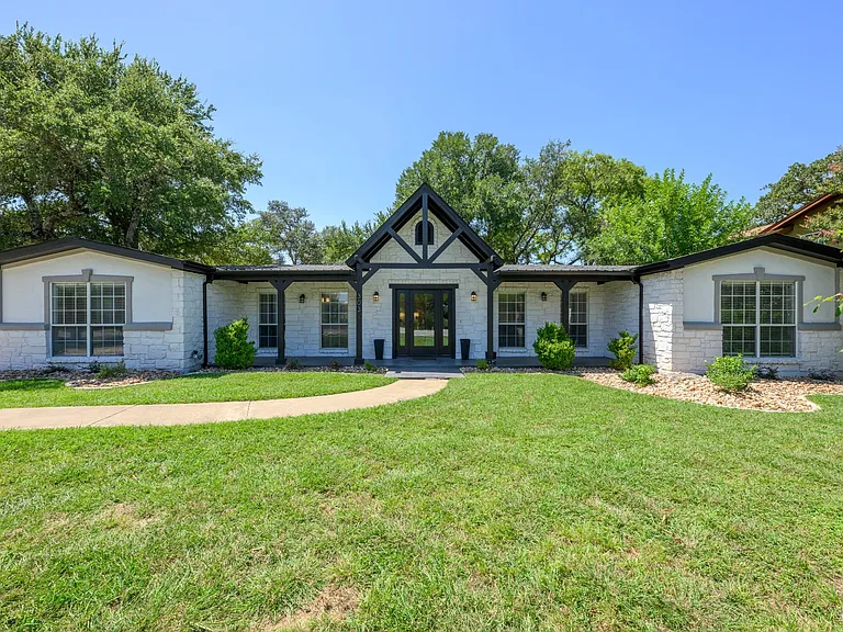 303 Lakeway Dr — Photo 1