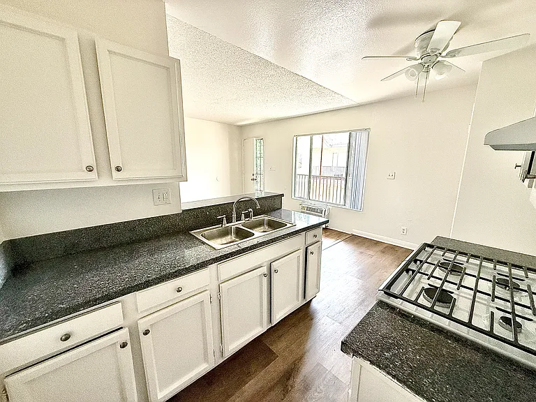 11959 Runnymede St #7 — Photo 9
