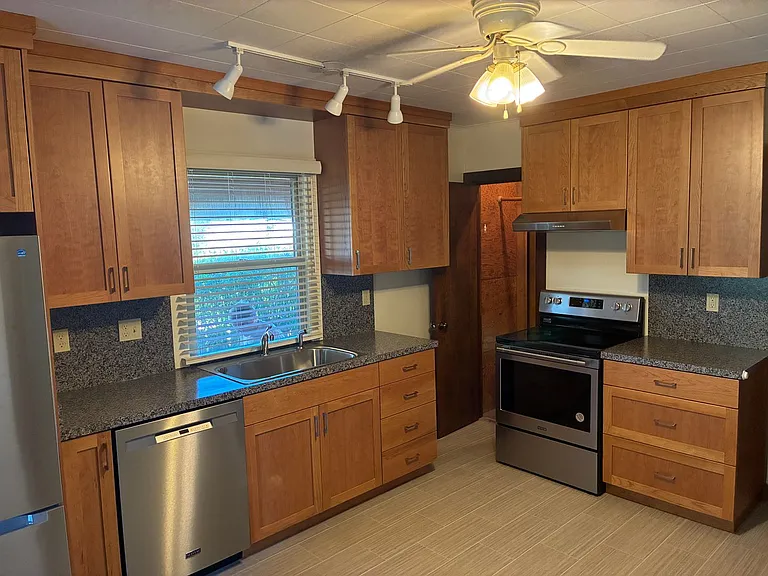 125 E Cedar St — Photo 2
