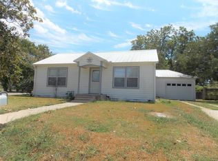 206 E South St, Weimar, TX 78962