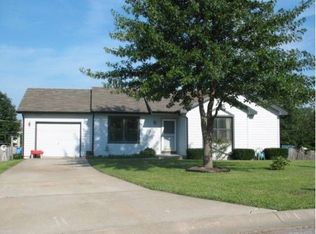 1174 Greenwood Park, Tonganoxie, KS 66086