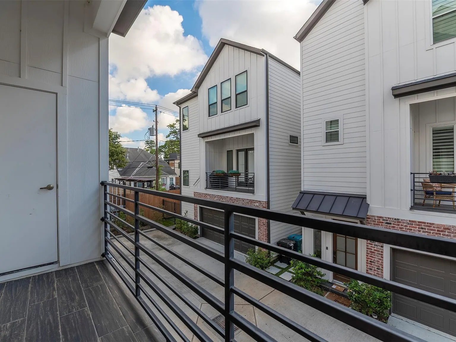 3 bed, 3.5 bath, 2134 sqft, $3,200 — Photo 2