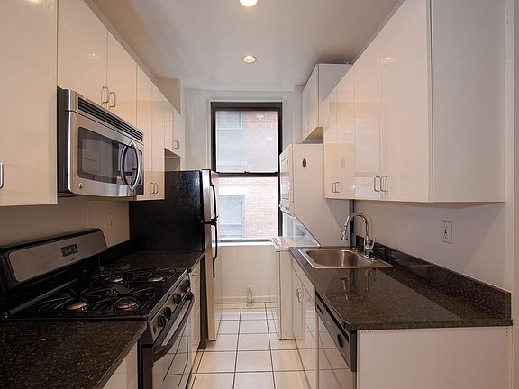2nd image of 200 W 58th St APT 11B