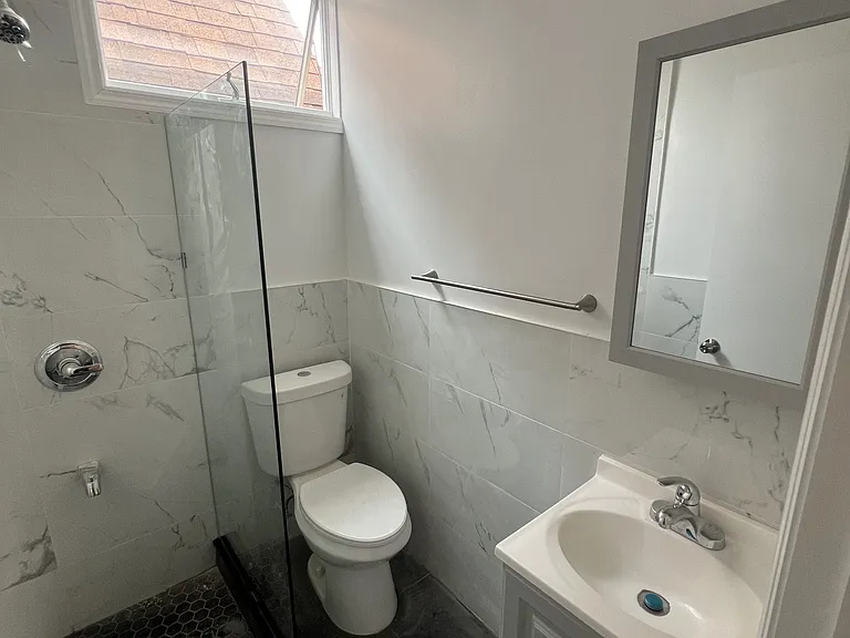 2528 Poplar St #2 — Photo 3