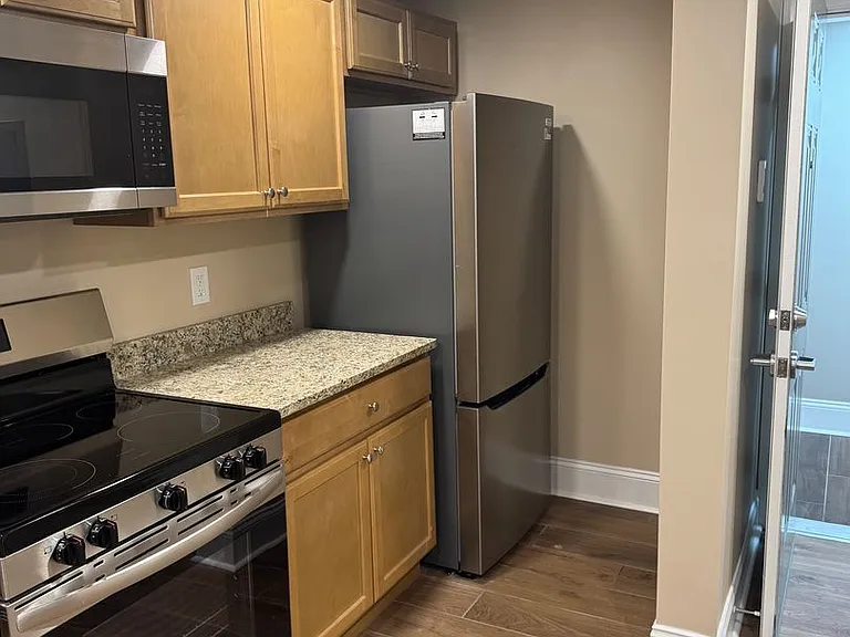 330 Linden Ave — Photo 10