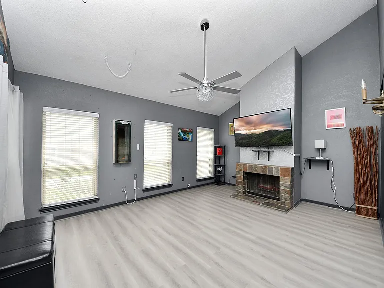 7877 Kendalia Dr — Photo 6