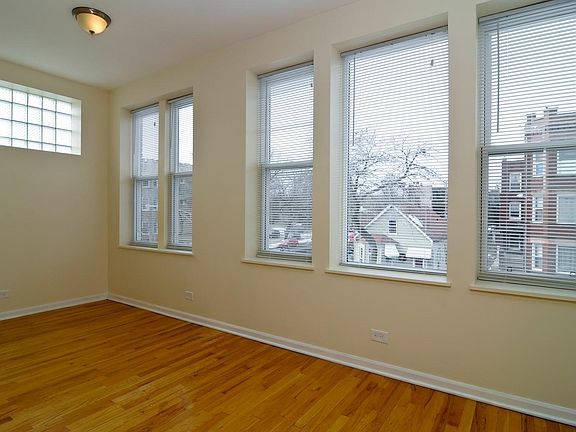 3rd image of 2107 N Sawyer Ave #1
