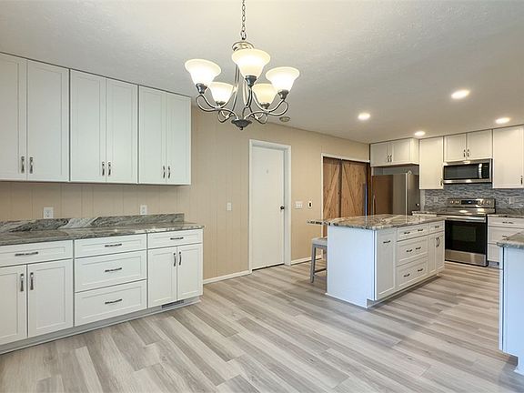 4th image of 11696 Point Overlook Pl