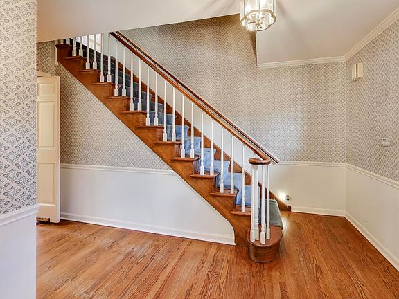 4th image of 948 S Green Bay Rd