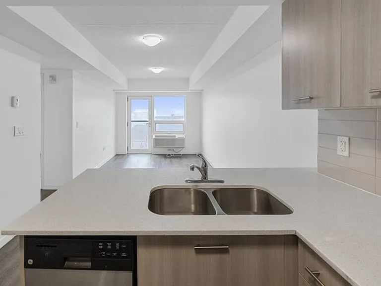 220 Cannon St E — Photo 37