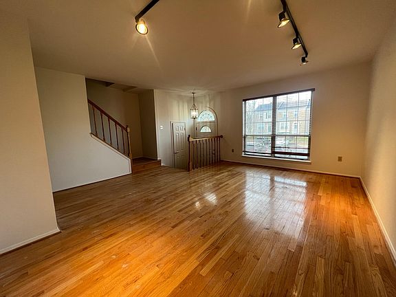 4th image of 33 Hunting Horn Cir
