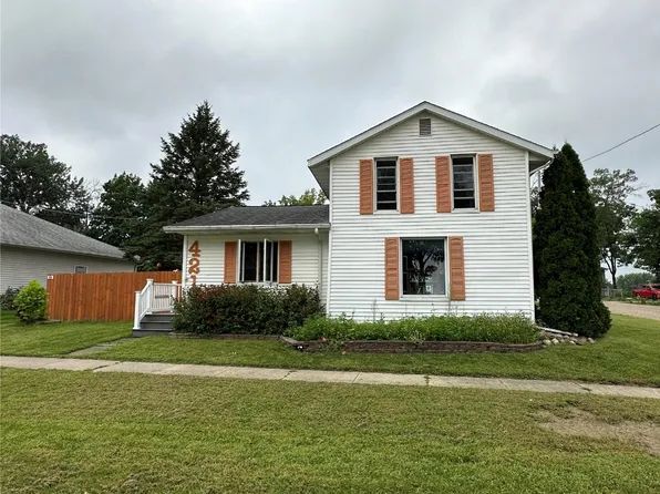 421 Main St, Center Point, IA 52213