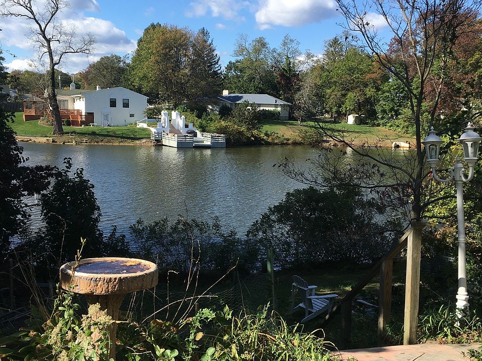 Apartment Over Looks Deal Lake