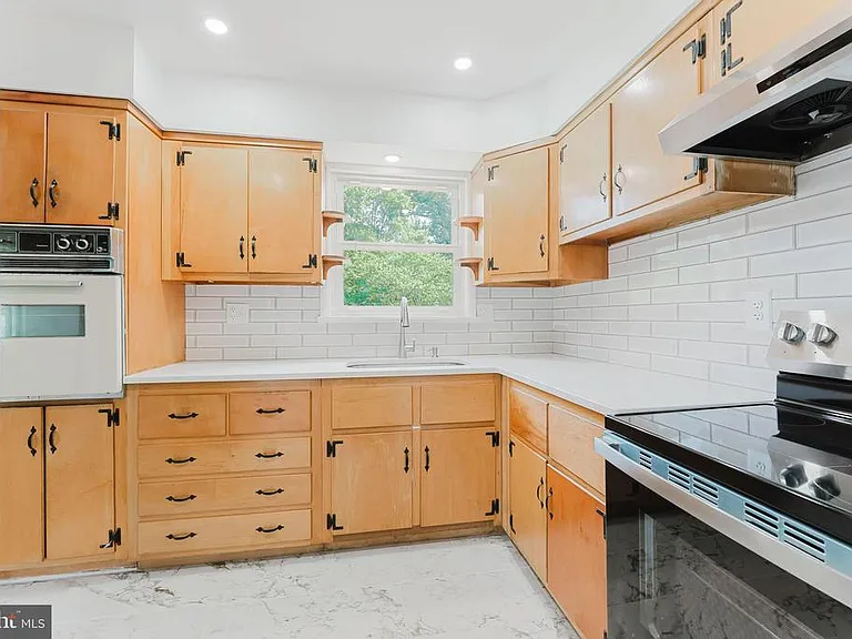 10914 Woodhaven Dr — Photo 6