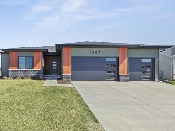 1207 Colonial Ct, Eldridge, IA 52748
