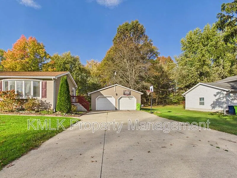 3 bed, 2.0 bath, 1768 sqft, $2,325 — Photo 3