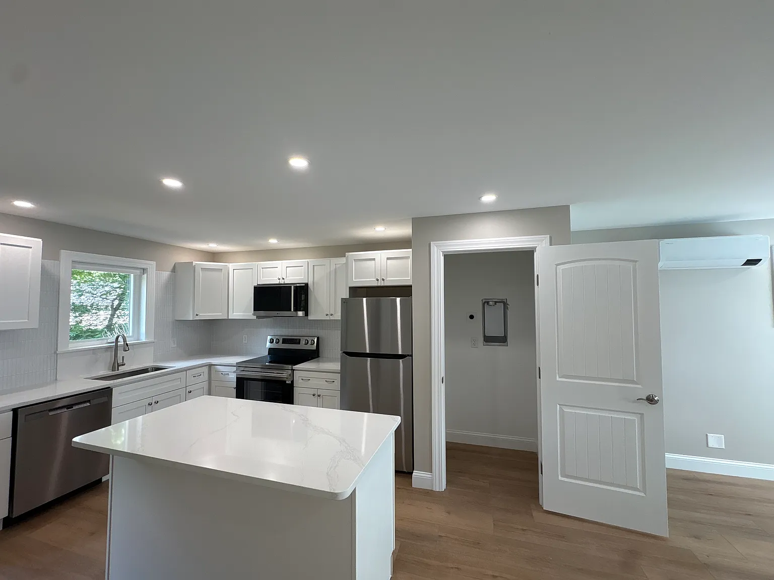 2 bed, 1000 sqft, $2,100 — Photo 2