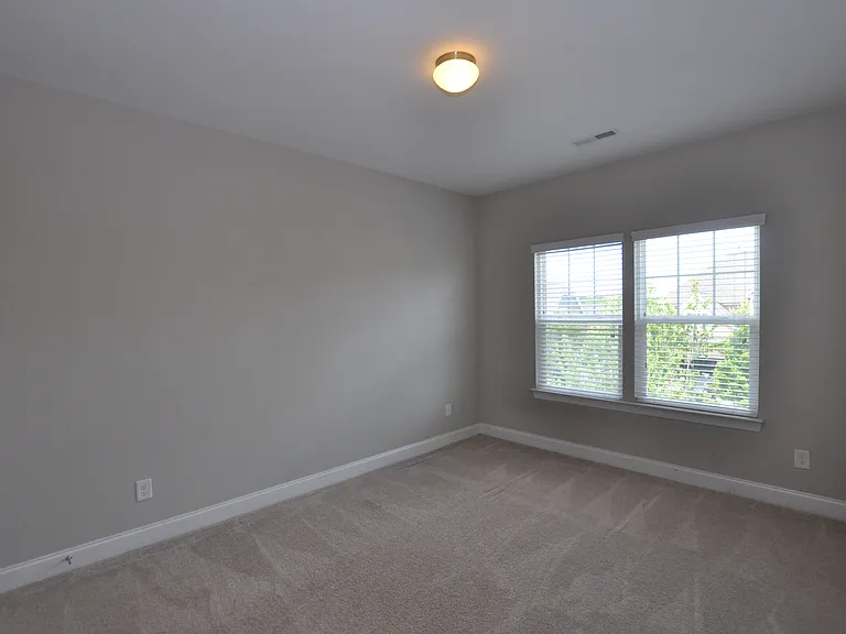 1004 Sterling Dr — Photo 33