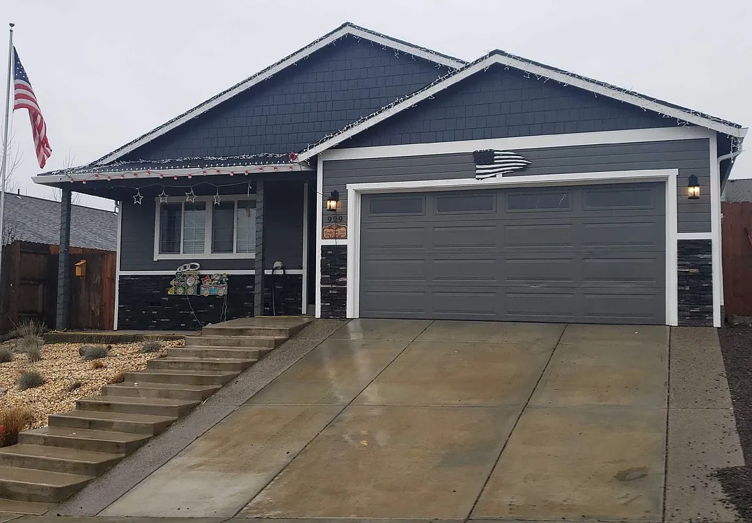 923 Stonewater Dr photo 1