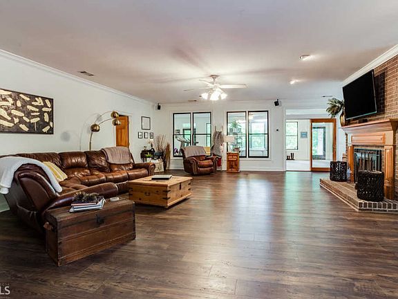 4th image of 399 Lakeshore Dr