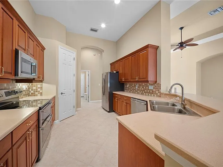 7914 Founders Cir — Photo 4