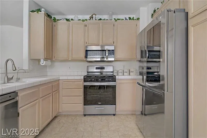 3 bed, 2.5 bath, 2001 sqft, $2,600 — Photo 4