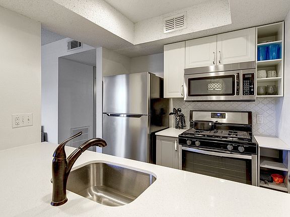 5th image of 807 W Lynn St #292